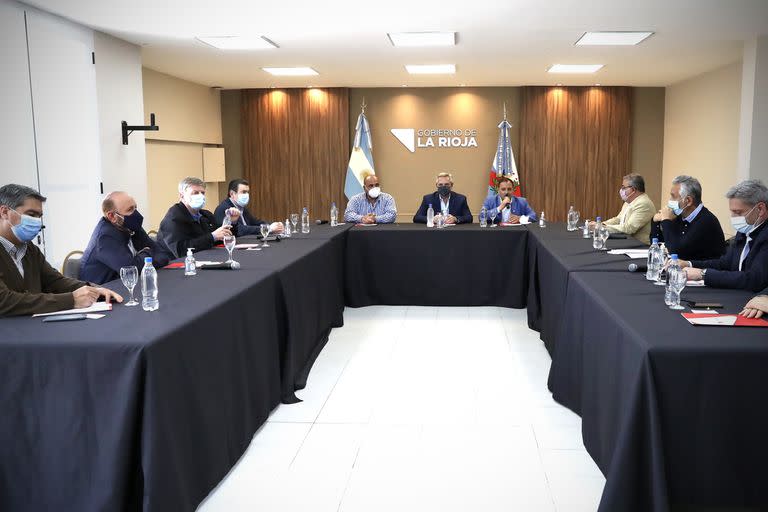 Alberto Fernández encabezó una reunión con los gobernadores en La Rioja