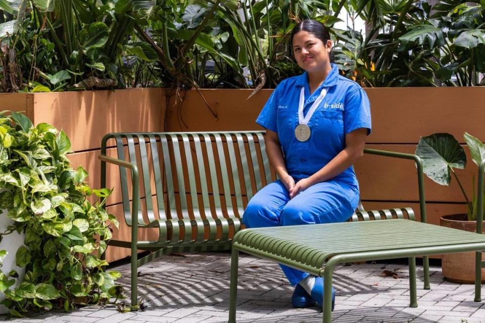 La chef Valerie Chang posa con su Premio James Beard en el restaurante Maty's, el martes 18 de junio de 2024, en Miami, Florida.