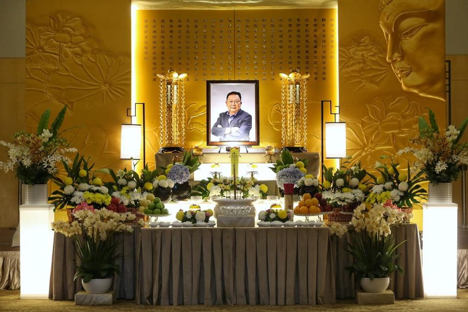 People pay their last respects to Datuk Wong Sai Wan during his wake service at the Xiao En centre in Kuala Lumpur May 15, 2021. — Picture by Ahmad Zamzahuri