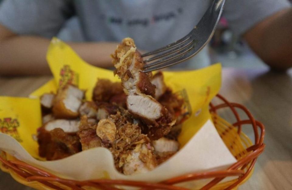 Tuk Tuk Gai - closeup of garlic pork