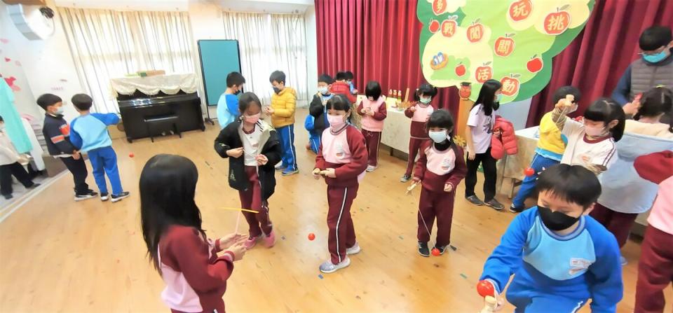 成州國小以多元文化大進擊為主題，學生體驗各國童玩。   圖：新北市教育局提供