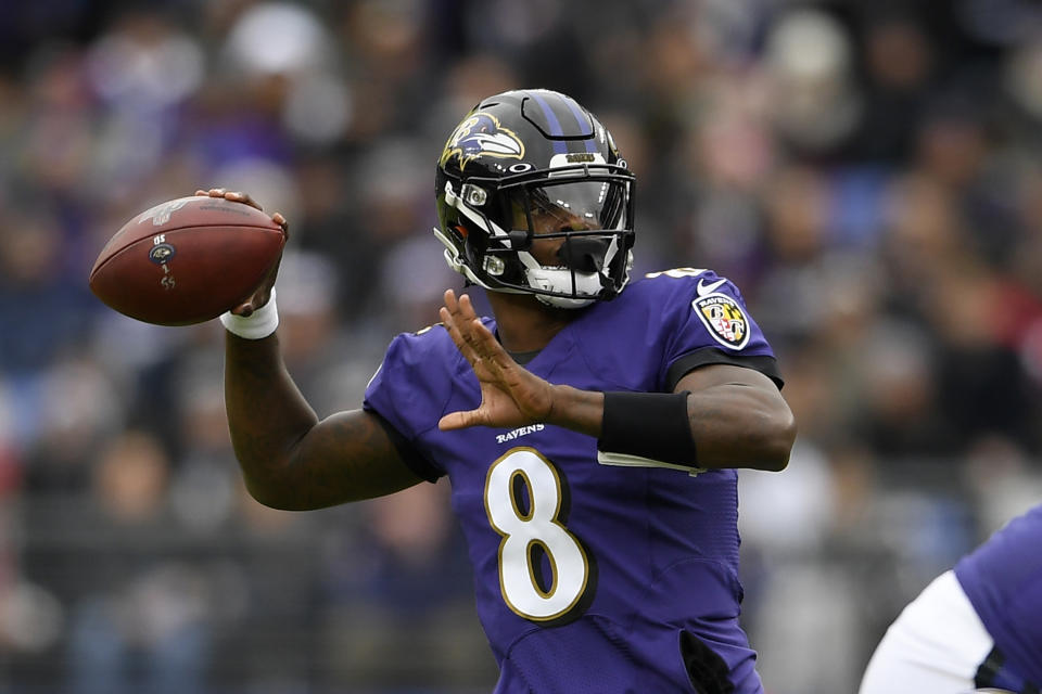El quarterback de los Ravens de Baltimore Lamar Jackson lanza un pase en el juego ante los Texans de Houston el domingo 17 de noviembre del 2019. (AP Photo/Nick Wass)