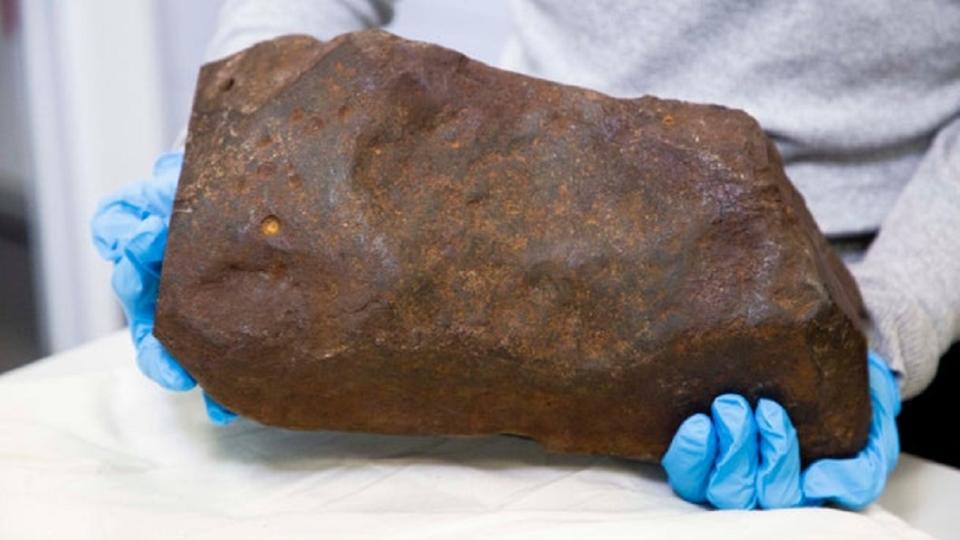 澳洲一名男子發現重達17公斤的隕石，其年代幾乎與地球同齡，專家形容這比黃金更值錢。(圖／翻攝自推特)