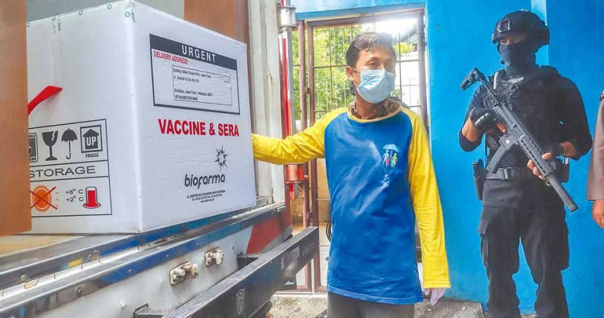 自1月4日起，印尼衛生部開始向全國34個省級行政區分發由中國科興公司研製的新冠疫苗。圖為印尼東爪哇省泗水市的疫苗搬運現場。（新華社）