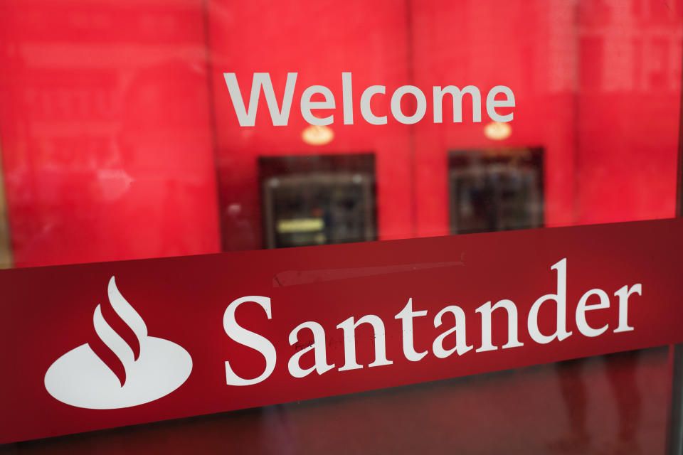 La Policía ha detectado un fraude a través de los cajeros del banco Santander en Estados Unidos que está investigando. (Foto: AP Photo/Mark Lennihan)