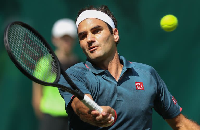 16 de junio de 2021, Renania del Norte-Westfalia, Halle: El tenista suizo Roger Federer en acción contra Auger-Aliassime de Canadá durante su partido de octavos de final masculino en el torneo de tenis Halle Open 2019. El gran tenista suizo y 20 veces campeón de Grand Slam, Roger Federer, de 41 años, anunció su retiro del deporte luego de la próxima Copa Laver.