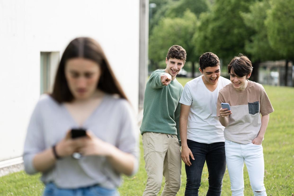 <a href="https://www.shutterstock.com/es/image-photo/group-teenager-friends-laughing-pointing-girl-2158259465" rel="nofollow noopener" target="_blank" data-ylk="slk:Shutterstock / Egoitz Bengoetxea;elm:context_link;itc:0;sec:content-canvas" class="link ">Shutterstock / Egoitz Bengoetxea</a>