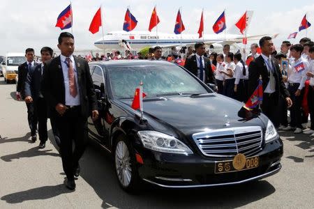 Chinese President Xi Jinping's motorcade arrives at Phnom Penh, Cambodia October 13, 2016. REUTERS/Samrang Pring