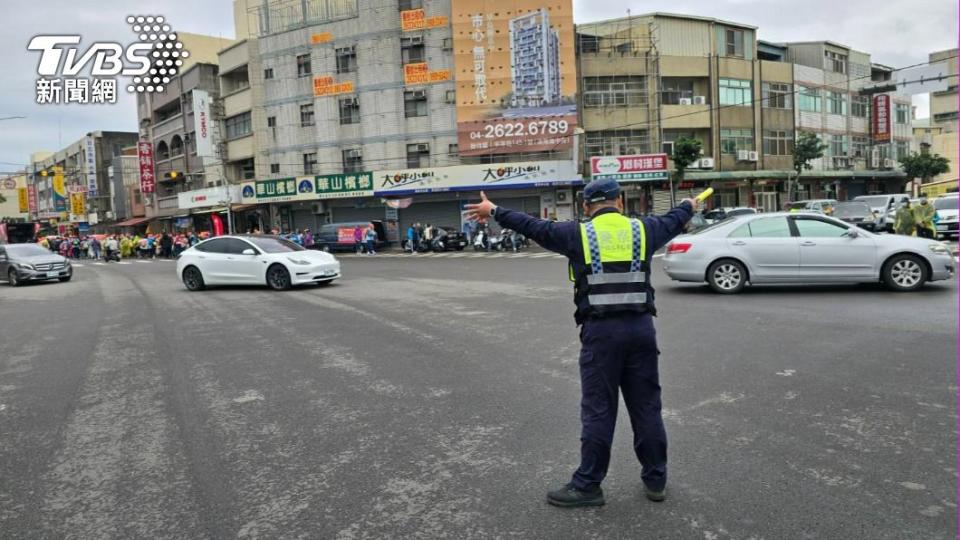 清水分局警方全力疏導交通。（圖/TVBS）