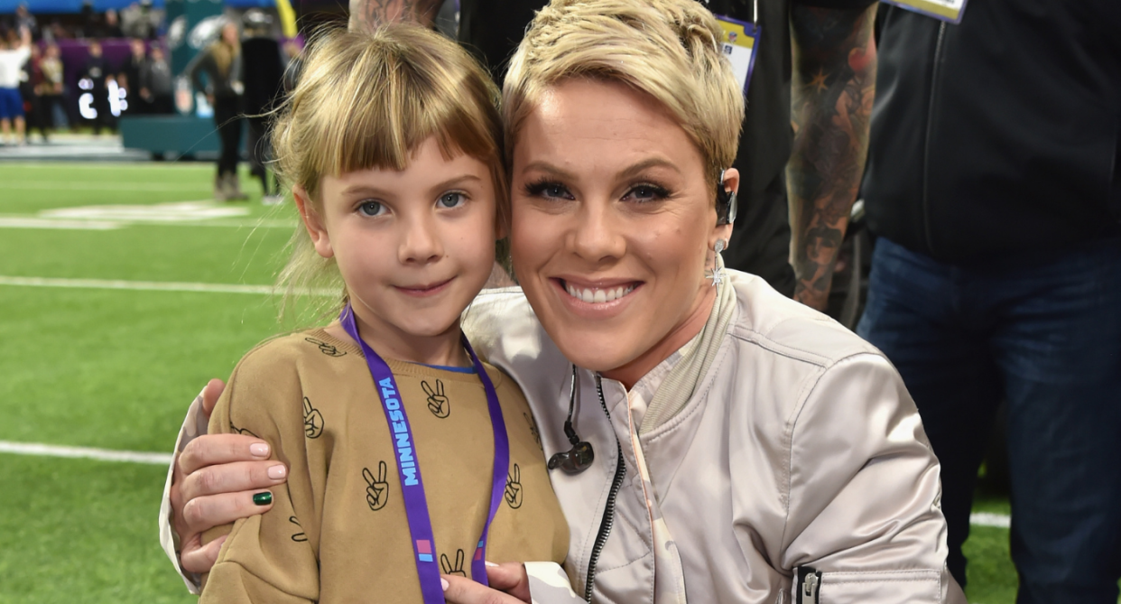 Pink is enforcing a no-cellphone policy for her daughter, Willow. (Image via Getty Images)