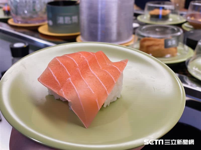 用蒟蒻做成的素鮭魚握壽司。（圖／記者馮珮汶攝）
