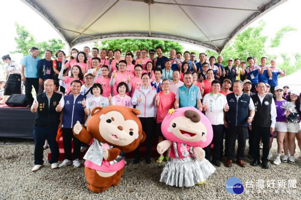 桃園市長張善政出席「桃園市市長盃龍舟賽開幕式」和與會貴賓共同合影。