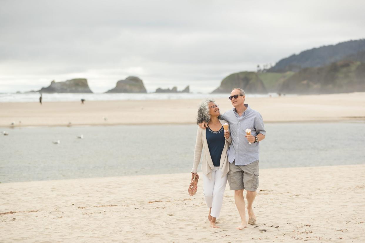 couple love romantic towns cannon beach oregon ice cream