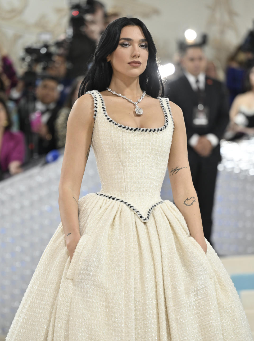 Dua Lipa en la alfombra roja de la Met Gala 2023. (Photo by Evan Agostini/Invision/AP)