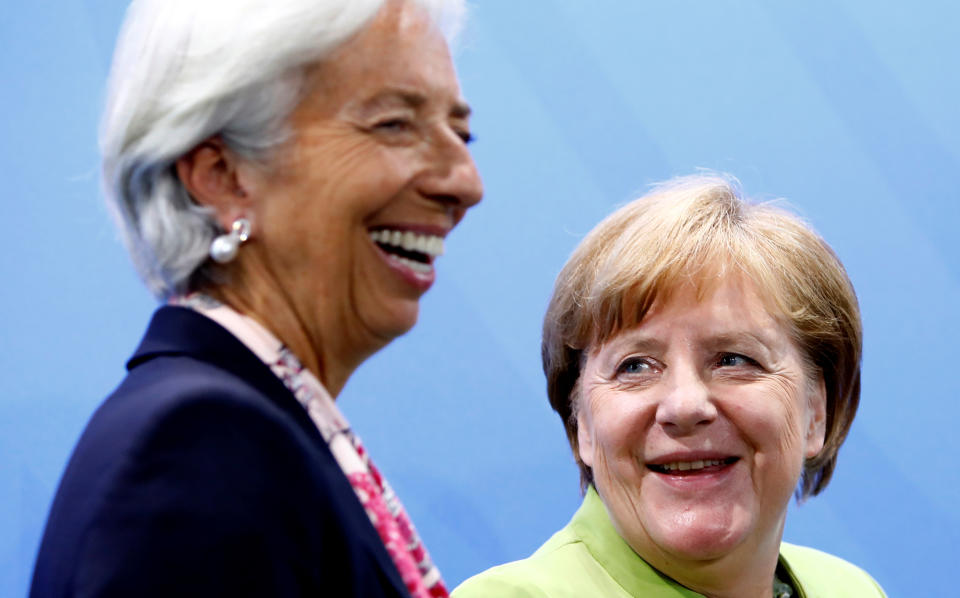 Christine Lagarde, Managing Director of the International Monetary Fund (WMF) and German Chancellor Angela Merkel attend a news conference after a meeting in the chancellery in Berlin, Germany, June 11, 2018. REUTERS/Michele Tantussi