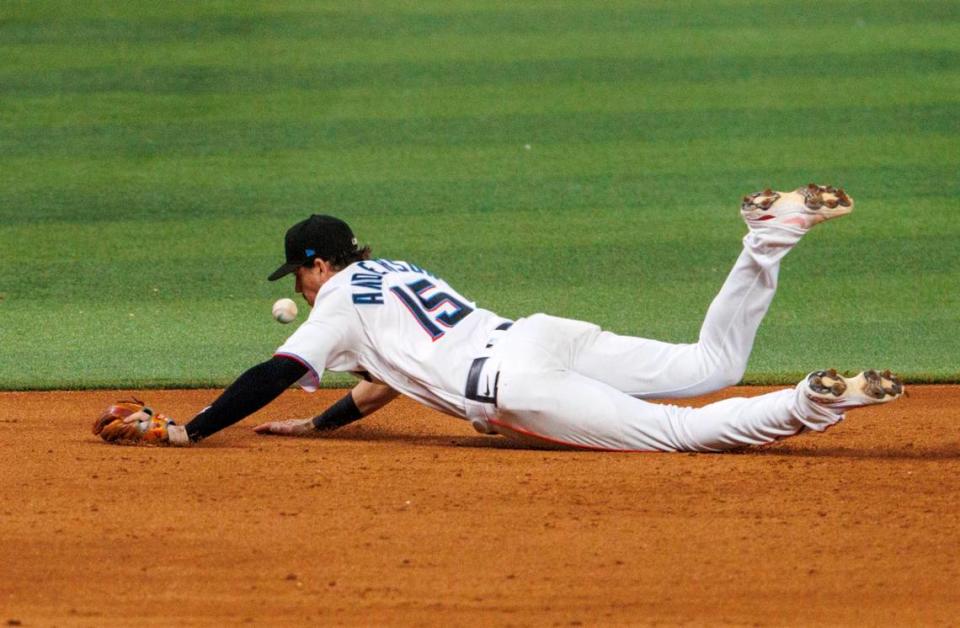 El tercera base de los Marlins Brian Anderson no puede retener una pelota en una jugada en el quinto inning del partido ante los Rangers de Texas, celebrado el 21 de julio de 2022 en Miami.