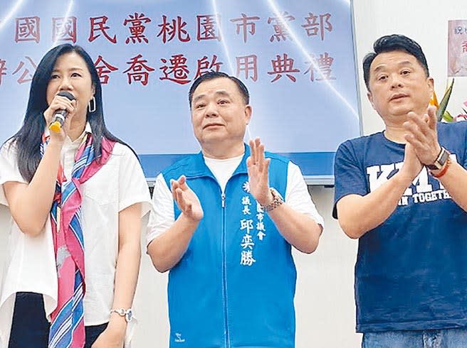 國民黨籍桃園市議長邱奕勝（中）經營地方甚深，立委萬美玲（左）、魯明哲（右）也具有高人氣。（蔡依珍攝）