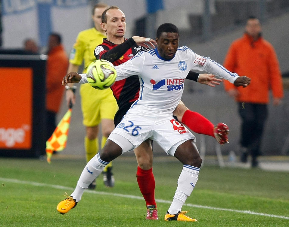 <p>L’En Avant de Guingamp d’Antoine Kombouaré, actuel 10ème du Championnat, est 11ème dans le classement avec une moyenne de stabilité de 2,52. C’est le fils d’Alain Giresse, Thibault (en rouge sur la photo), qui est le plus fidèle au club avec Mustapha Elhadji Diallo en étant sur leur 8ème saison dans le club. (Photo: AP) </p>