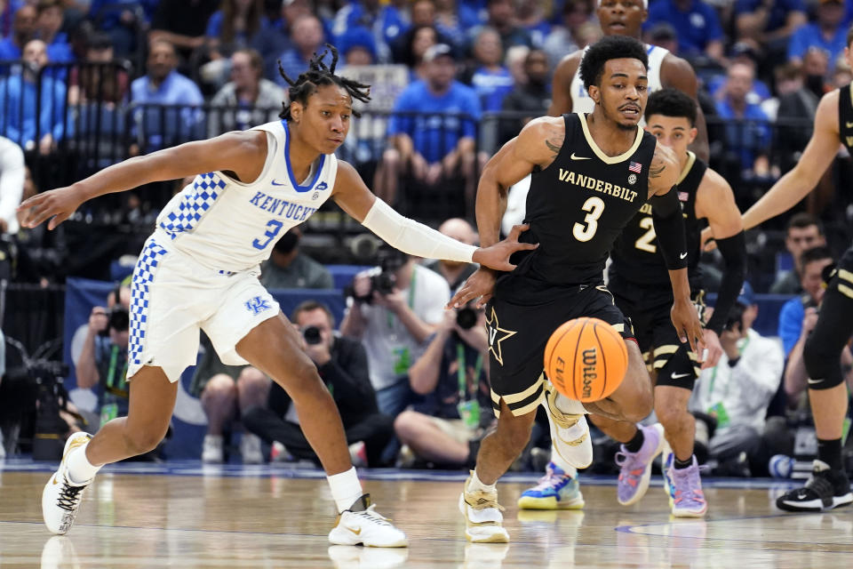 Vanderbilt guard Rodney Chatman, right, steals the ball from Kentucky guard TyTy Washington Jr. during the first half of an NCAA college basketball game in the Southeastern Conference men's tournament Friday, March 11, 2022, in Tampa, Fla. (AP Photo/Chris O'Meara)