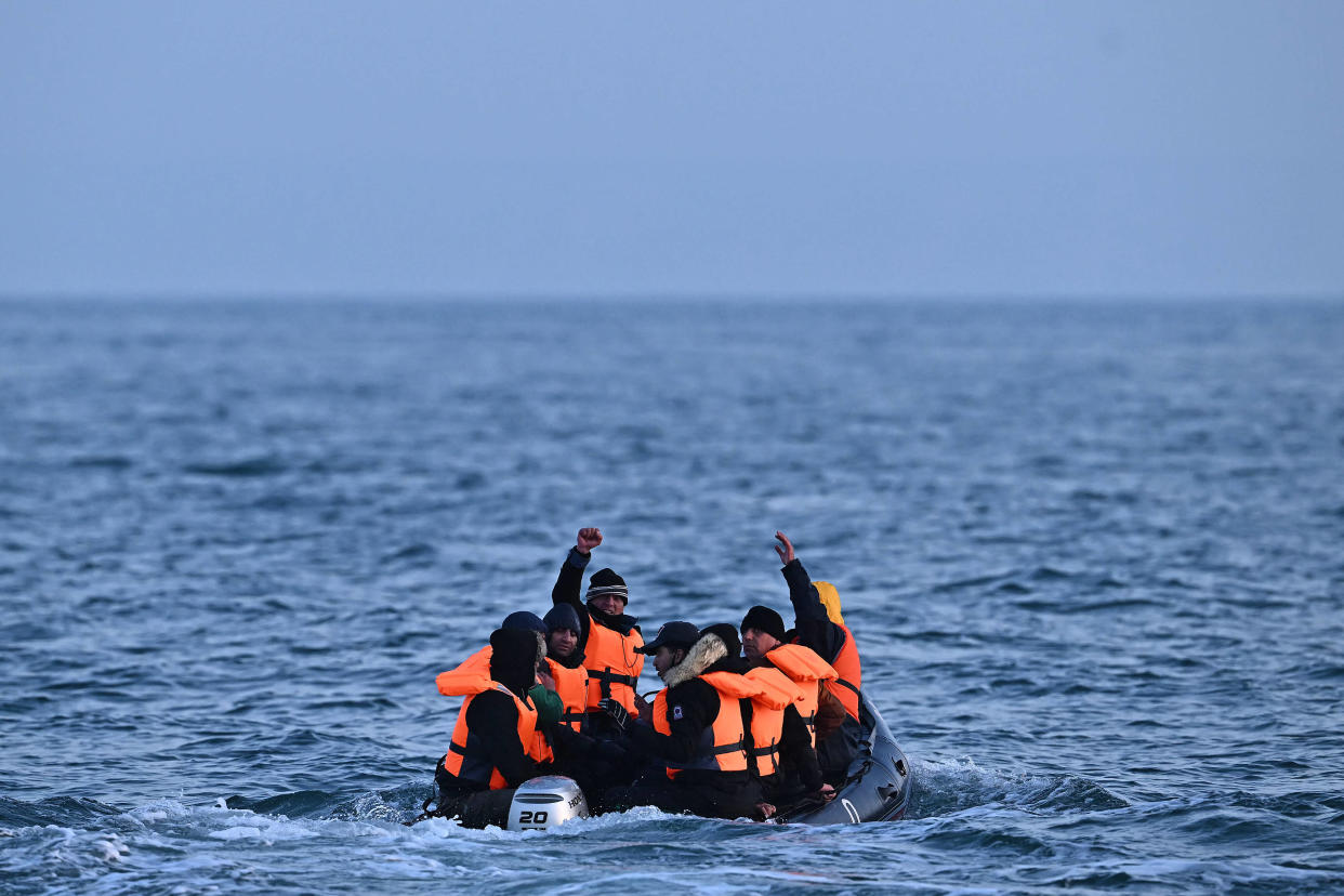 Plus de 10.000 migrants ont traversé la Manche depuis le début de l’année 2024, un record. (Photo : Des migrants traversent la Manche à bord d’un bateau pneumatique en direction de Douvres, sur la côte sud de l’Angleterre.)