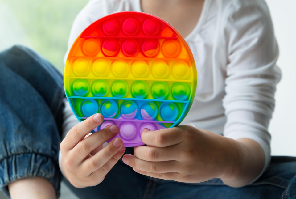 Der Bestseller auf Amazon ist eine simple rund Scheibe in Regenbogendesign, die bereits für 4.95 Euro zu haben ist (Bild: Getty).