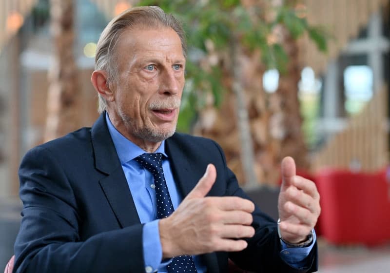 Christoph Daum speaks in an interview with the German Press Agency in a hotel at Munich Airport. Daum, a well-known German football personality, known for his coaching career, has died at the age of 70 after a long battle with cancer, his family announced. Peter Kneffel/dpa