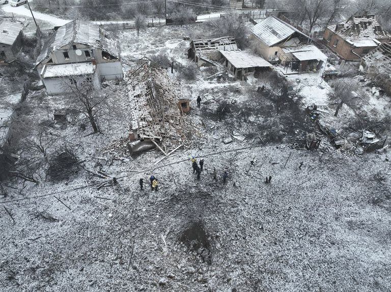 En esta foto proporcionada por el Servicio de Emergencia de Ucrania, una vista de casas privadas dañadas por un ataque con misiles rusos en Novomoskovsk cerca de Kryvyi Rih, Ucrania, lunes, 8 de enero de 2024. 