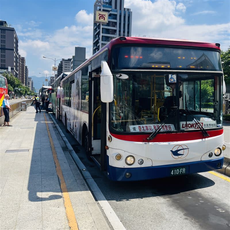 重慶北路公車專用道發生4車連撞事故。（圖／翻攝畫面）