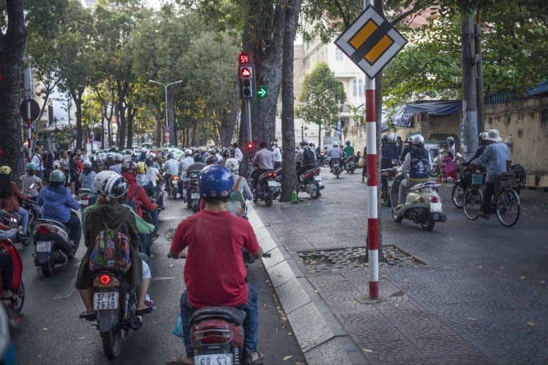 越南的機車騎士佔滿人行道。（圖取自網路）