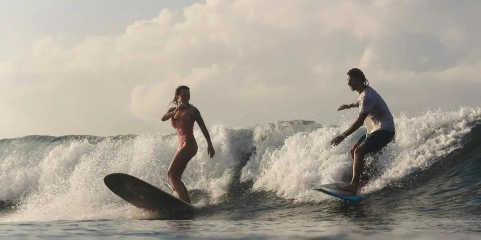 Treibt euren Puls in die Höhe, zum Beispiel mit Surfen. - Copyright: Cavan Images/Getty Images