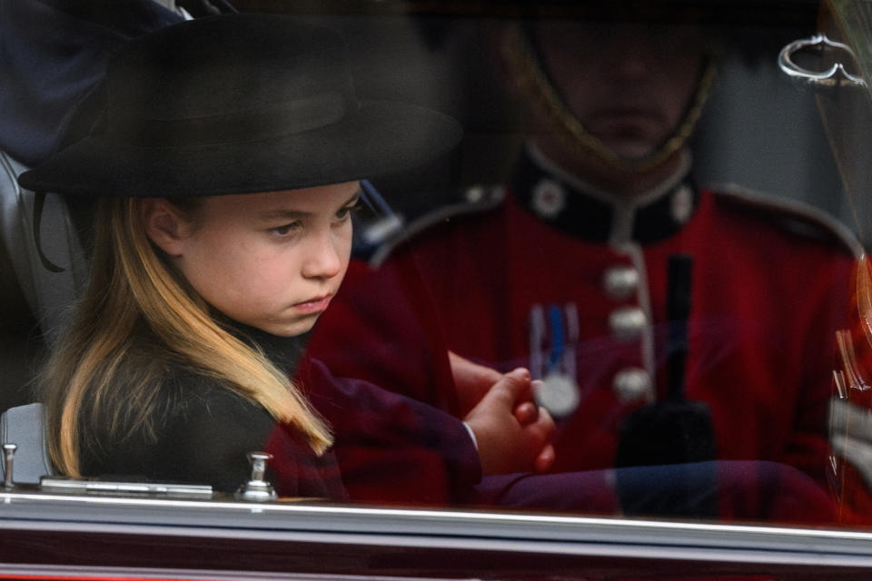 Die kleine Prinzessin Charlotte bei der Beerdigung ihrer Ur-Großmutter Queen Elizabeth II (Bild: Leon Neal/Pool via REUTERS)