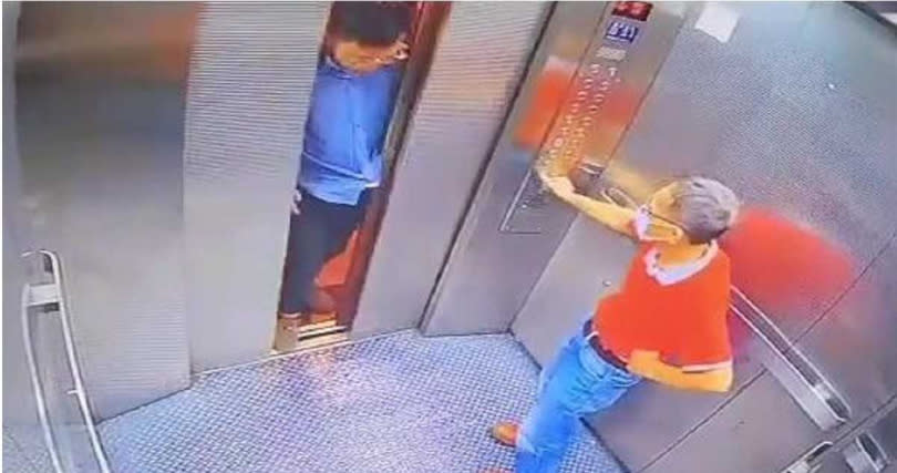 一名長者疑搭乘電梯在關門時不小心夾到一名年輕男子。