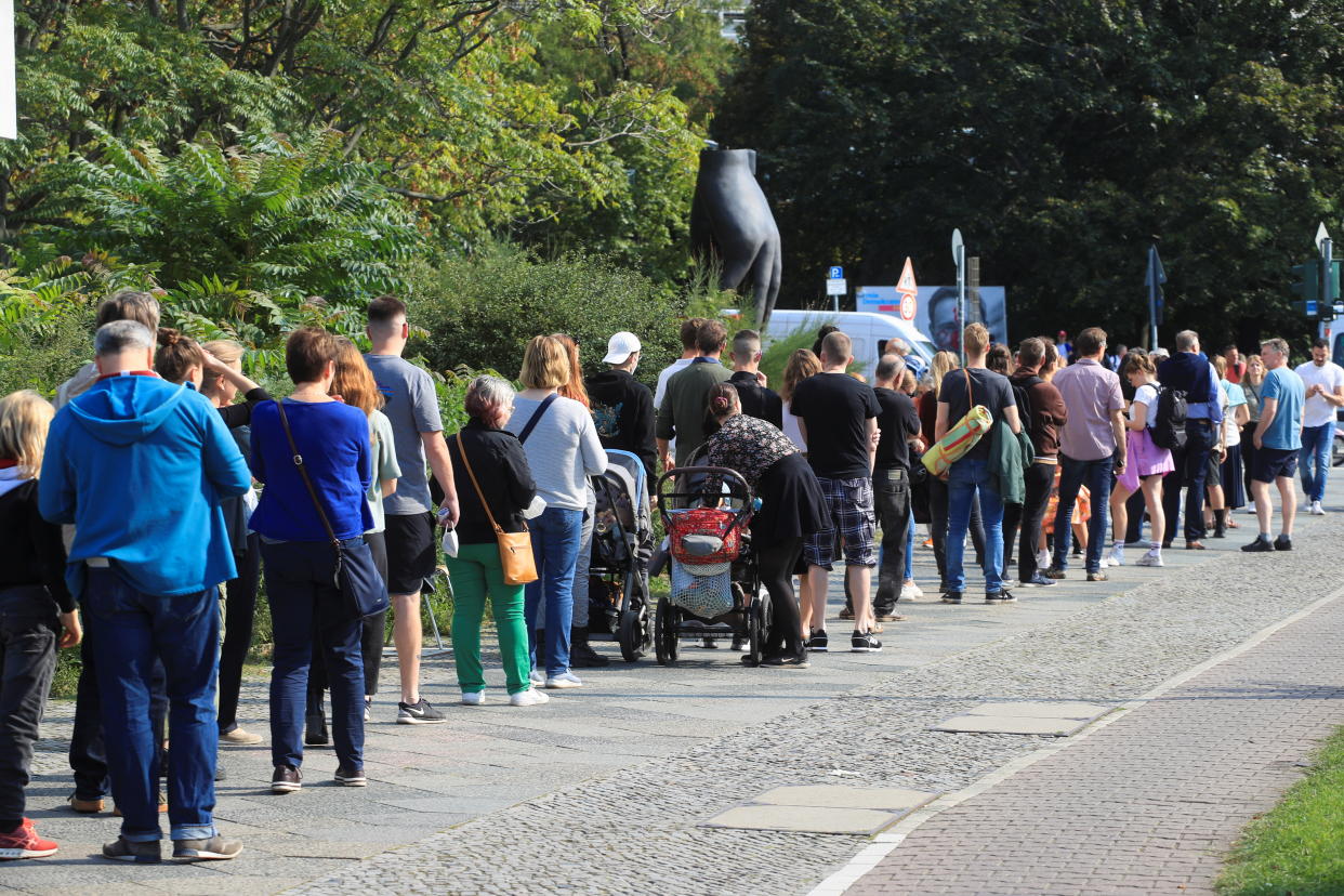 Schlange vor einem Wahllokal in Berlin (Bild: REUTERS/Wolfgang Rattay)