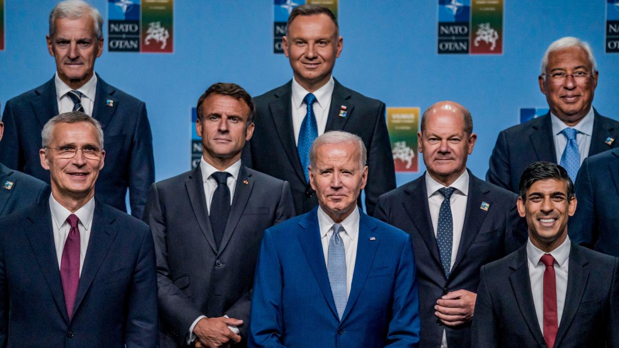  Joe Biden, center, surrounded by Heads of State in the family photo of the NATO Summit in Vilnius. Lithuania in 2023. 