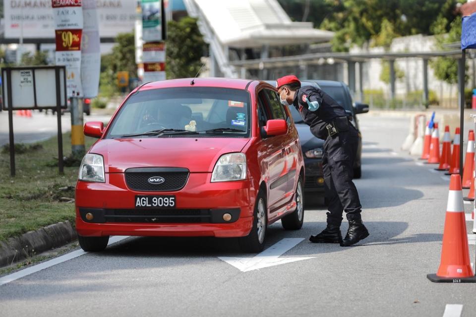 An FRU personnel mans a roadblock on Jalan PJU 7/1 in Petaling Jaya April 10,2020. — Picture by Ahmad Zamzahuri