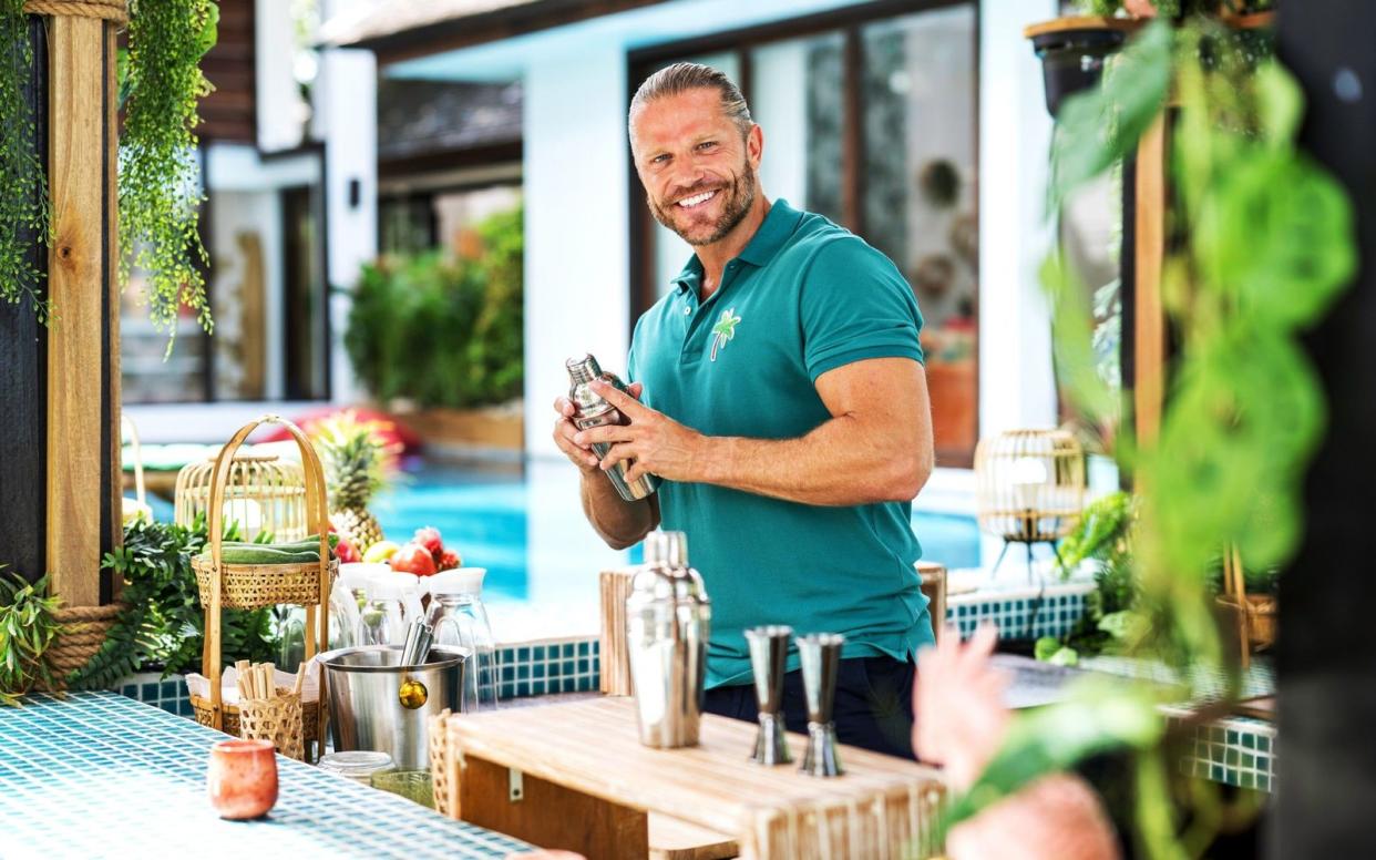 Im November startet die neue Staffel "Bachelor in Paradise". Erneut wird Paul Janke den Singles mit Drinks und Tipps zur Seite stehen. (Bild: RTL / Markus Hertrich)