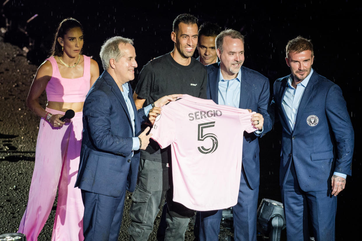 Lionel Messi durante su presentación como nuevo jugador del Inter Miami, junto a Sergio Busquets, su compañero de reencuentro; David Beckham y Jorge Mas, socios propietarios del club. (Arturo Jimenez/Anadolu Agency via Getty Images)