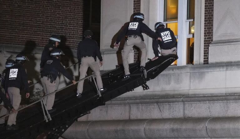 La policía de la ciudad de Nueva York ingresa al piso superior del Hamilton Hall en el campus de la Universidad de Columbia utilizando un vehículo táctico, en Nueva York el martes 30 de abril de 2024.