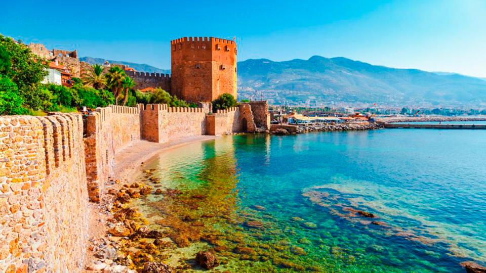 Mares turquesas y ruinas romanas en la torre de Kizil Kule, en el distrito de Antalya