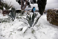 <p>MEX15. SALTILLO (MÉXICO).- 08/12/2017.- Habitantes caminan en la nieve hoy, viernes 8 de diciembre de 2017, en Monclova, estado de Coahuila (México). Un ambiente muy frío se pronostica en la mayor parte de México, con nevadas o aguanieve en regiones de Chihuahua, Coahuila, Nuevo León, Durango, Tamaulipas, Zacatecas, San Luis Potosí, en las zonas volcánicas y en la llamada Sierra Negra, en Puebla, así como densos bancos de niebla que podrían reducir la visibilidad en el noreste, el oriente y el centro del país, debido a la primera tormenta Invernal de la Temporada de Frentes Fríos 2017-2018 informó el Servicio Meteorológico Nacional (SMN), dependiente de la Comisión Nacional del Agua (Conagua). EFE/Miguel Sierra </p>