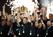 Ein Endspiel der Spitzenklasse und ein würdiger Sieger: Im Finale der Rugby-WM konnte sich Ende Oktober erneut Neuseeland den Titel sichern – gegen den Erzrivalen Australien. Mit 34:17 gewannen die All Blacks in London und sind damit nach 1987 und 2011 nun zum dritten Mal Weltmeister. Etwas, das vor ihnen noch kein Rugby-Team geschafft hat. Da scheint der Haka ja gewirkt zu haben.