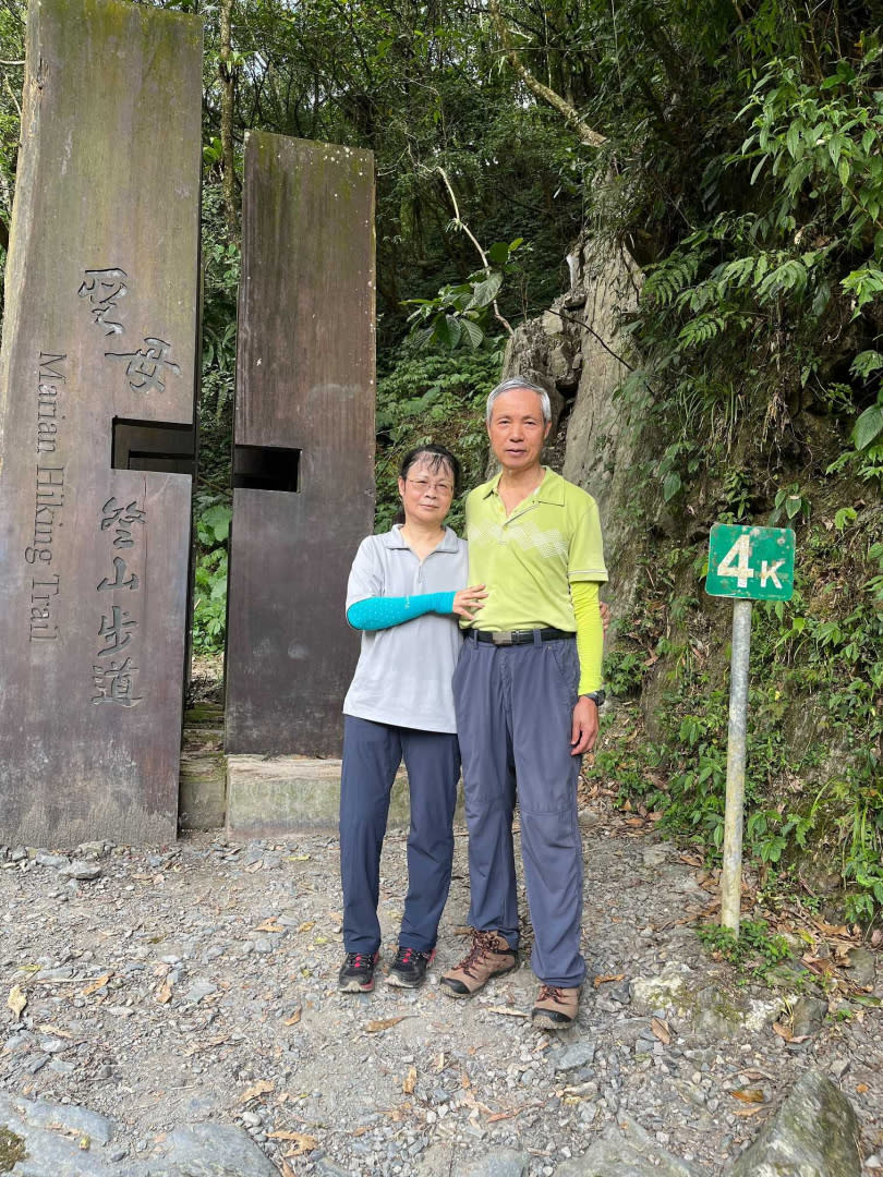 黃女士（左）一確診就是肺腺癌三期，接受抗血管新生合併口服EGFR雙標靶治療後，目前病況穩定，經常與老公到處遊玩。（圖／黃女士提供）