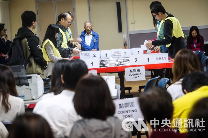 香港近日抗爭情勢逐漸趨緩，24日區議會選舉如期舉行，晚間10時30分結束投票後進行點票作業，25日凌晨灣仔一家投票站聚集大批民眾觀看作業情形。 