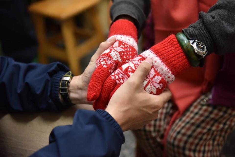 高雄市市長陳其邁昨日（2020年12月31日）專程前往探訪獨居長輩，親手為阿嬤們戴上手套、圍上圍巾，獲網友大讚「暖男」。（圖／取自陳其邁臉書）