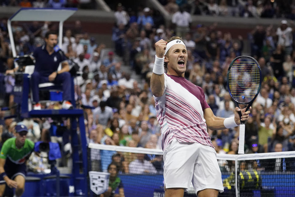 Casper Ruud reacciona tras conseguir un punto ante Carlos Alcaraz durante la final del US Open, el domingo 11 de septiembre de 2022. (AP Foto/Charles Krupa)