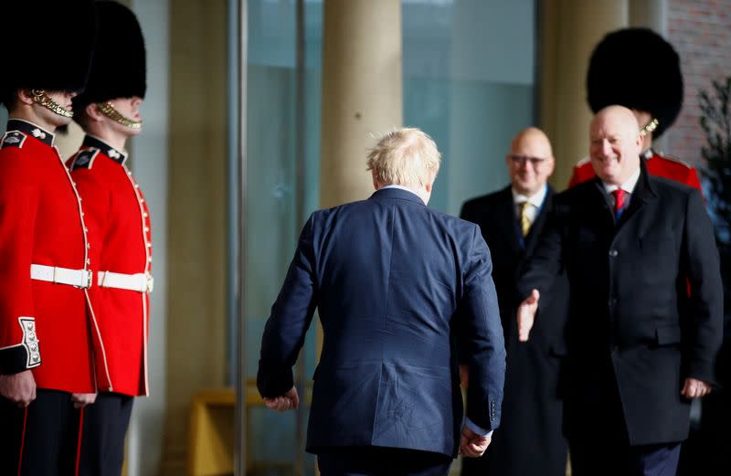 El primer ministro británico Boris Johnson llega a la cumbre de líderes de la OTAN en Watford, Reino Unido, el 4 de diciembre de 2019