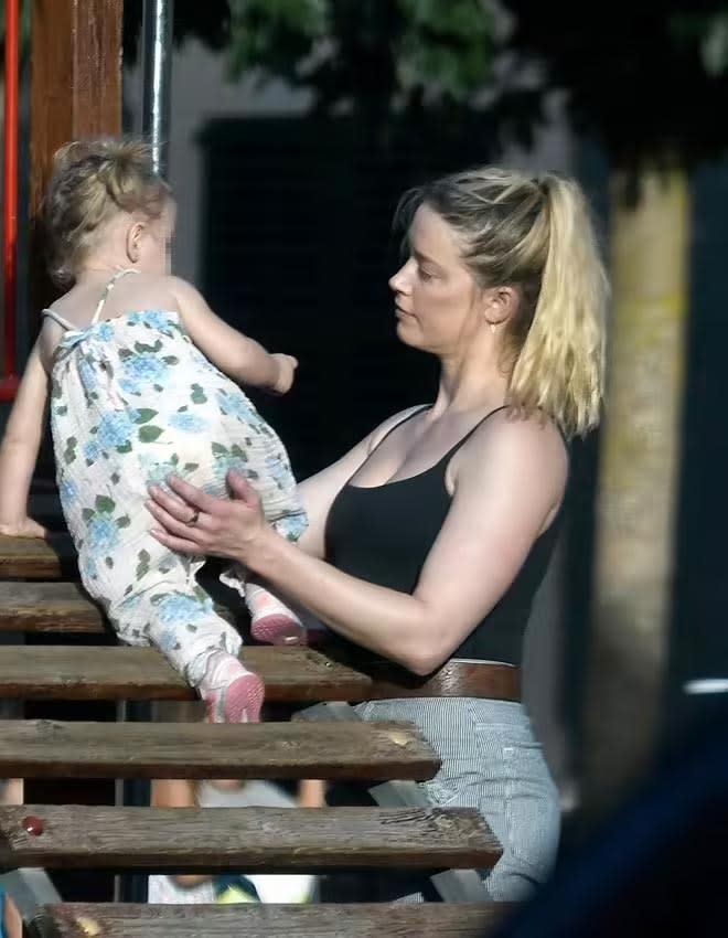 Amber Heard en Mallorca con su hija