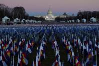 El "Campo de banderas" desplegado en la Explanada Nacional frente al Capitolio antes de la investidura del presidente electo Joe Biden en Washington, EEUU.