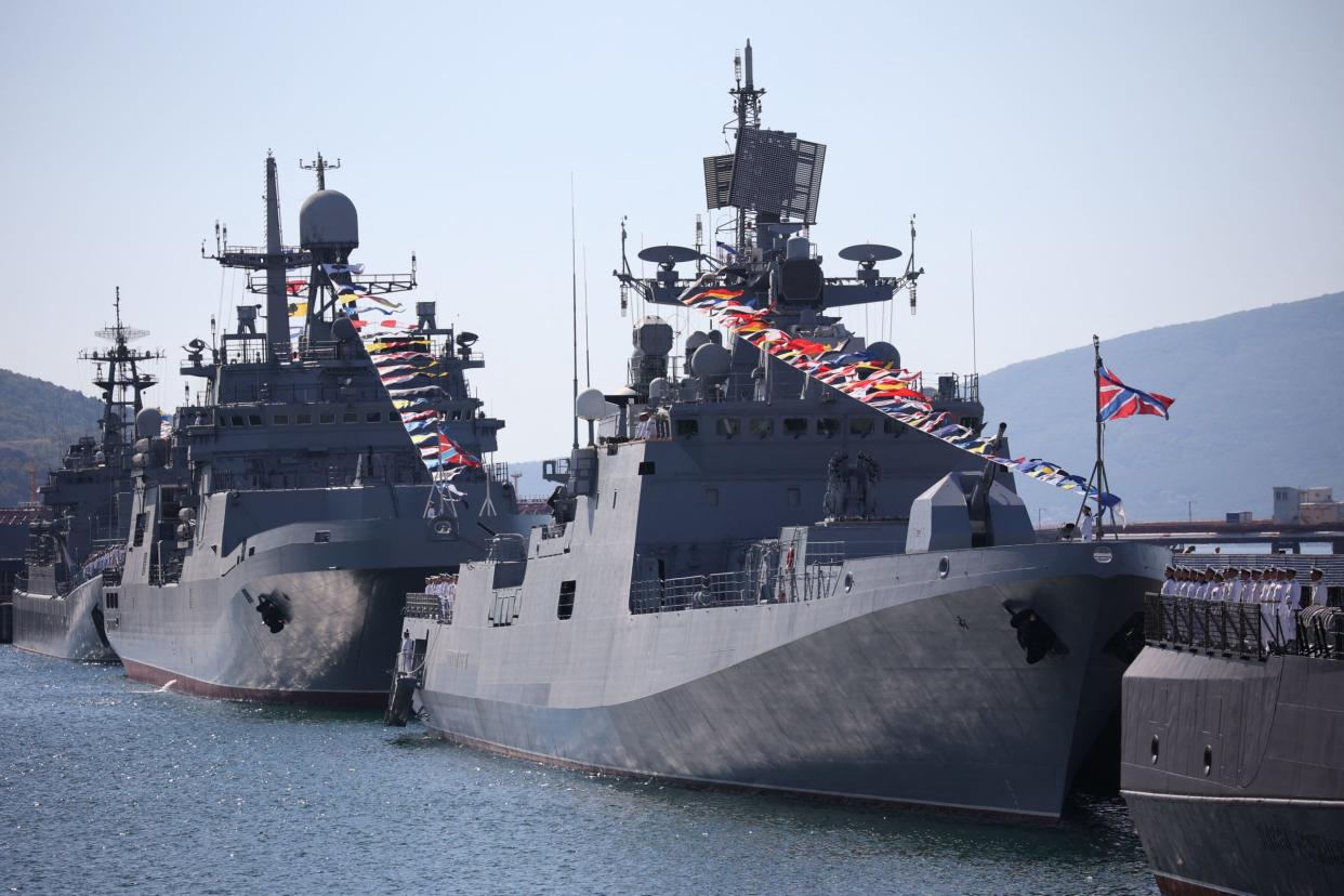  Kriegsschiffe der russischen Schwarzmeerflotte bei den Feierlichkeiten zum Tag der Marine in der Hafenstadt Noworossijsk im Juli 2023. - Copyright: Stringer/AFP via Getty Images