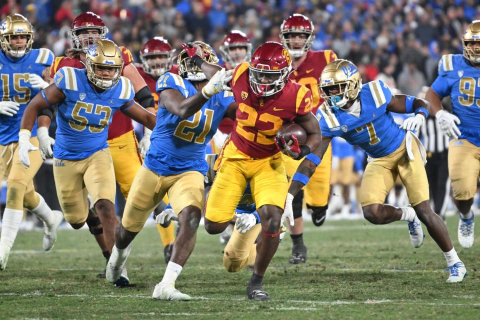 Pasadena, California November 19, 2022- USC running back Darwin Barlow breaks free.